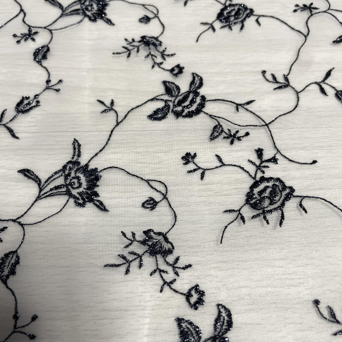 画像3: 【日本製】刺繍レース生地　約60cm×約55cm　薔薇刺繍レース白地にラメ入り黒の刺繍糸 (3)