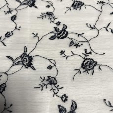画像3: 【日本製】刺繍レース生地　約60cm×約55cm　薔薇刺繍レース白地にラメ入り黒の刺繍糸 (3)