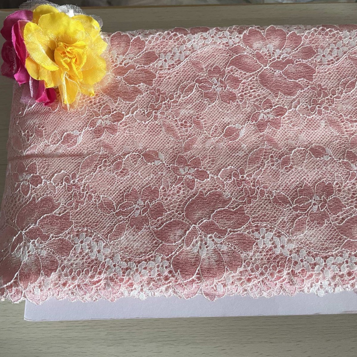 画像1: 【日本製】ラッセルストレッチレース　コーラルピンク　幅17.2cm　薔薇柄　3ｍ巻 (1)