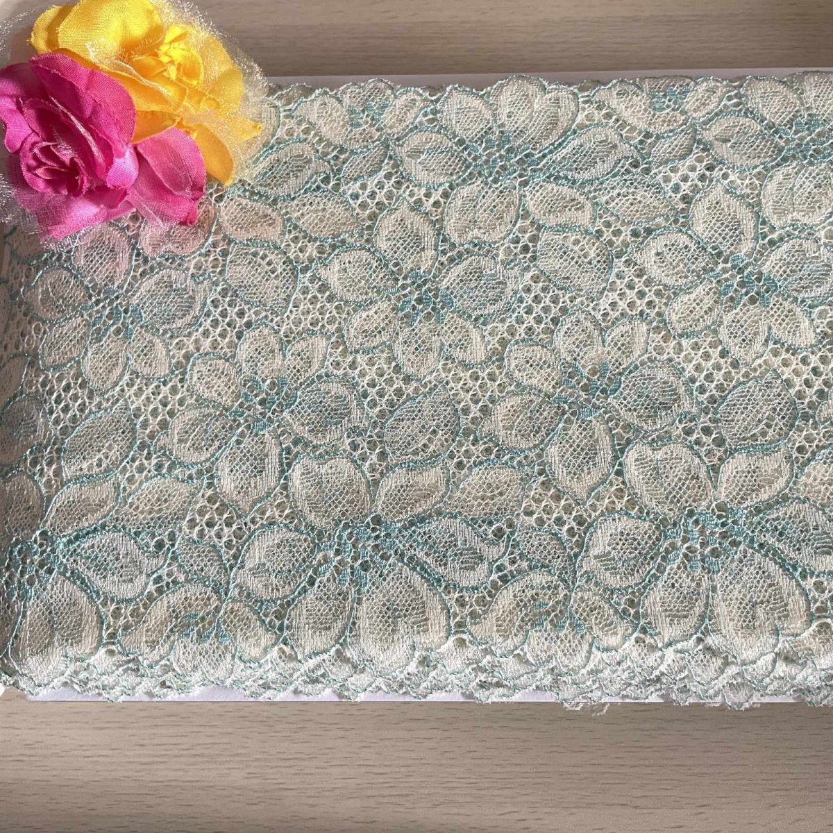 画像1: 【日本製】ラッセルストレッチレース　クリームグリーン幅16cm　綺麗な花柄　5m (1)