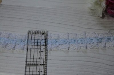 画像2: 日本製フリルラッセルレース 淡いブルー 幅2.6cmリボン通し風 3m
