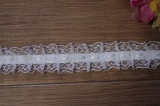 画像2: 日本製両山フリルラッセルレース　ホワイト　幅2.6ｃｍリボン通し風フリル加工　3ｍ (2)