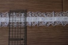 画像3: 日本製両山フリルラッセルレース　ホワイト　幅2.6ｃｍリボン通し風フリル加工　3ｍ (3)