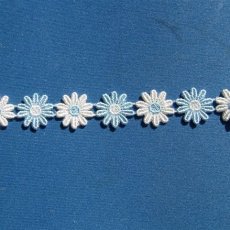 画像1: 【在庫のみ】1ｍ！幅1.9cmロマンティックな花柄ケミカルレース　ブルーとオフホワイト　日本製 (1)