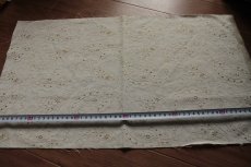 画像2: 【日本製】刺繍レース生地　約30cm×約60cｍ　ペイズリー柄　ホワイトゴールド (2)