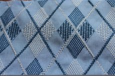 画像4: 【日本製】刺繍レース生地　約70cm×約1.3ｍ　グレーの刺繍糸ダイヤ柄さわやかブルー刺繍生地 (4)