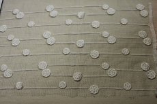 画像1: 【日本製】薔薇ケミカルモチーフつけられた刺繍レース　オフホワイト　20cm×1ｍ (1)