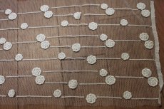 画像2: 【日本製】薔薇ケミカルモチーフつけられた刺繍レース　オフホワイト　20cm×1ｍ (2)