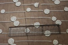 画像3: 【日本製】薔薇ケミカルモチーフつけられた刺繍レース　オフホワイト　20cm×1ｍ (3)