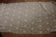 画像2: 【日本製】薔薇柄刺繍レース　ドット花柄　30cm×60ｃm (2)