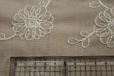画像4: 花柄シャンパンベージュ刺繍レース　25cm×1ｍ　白カーキ (4)