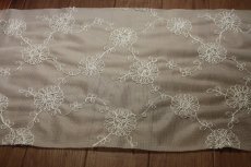 画像2: 花柄シャンパンベージュ刺繍レース　25cm×1ｍ　白カーキ (2)