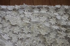 画像3: 【日本製】光沢のある小花ケミカルモチーフの刺繍レース　オフホワイト　25cm×計90cm (3)