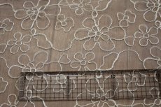 画像2: 2色　花柄コード使い刺繍レース　計1.5ｍ　アイボリー黒 (2)