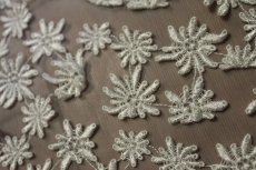 画像4: 【日本製】光沢のある小花ケミカルモチーフの刺繍レース　オフホワイト　25cm×計90cm (4)