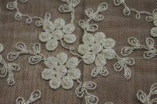 画像4: 【日本製】ゴールドの刺繍花柄刺繍レース　計1ｍ　 (4)