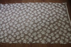 画像2: 【日本製】光沢のある小花ケミカルモチーフの刺繍レース　オフホワイト　25cm×計90cm (2)