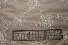 画像3: 花柄シャンパンベージュ刺繍レース　25cm×1ｍ　白カーキ (3)