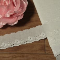 画像1: 【綺麗な日本製】6ｍ巻！幅2.8cm小花綿レース　オフホワイト業販向けレース (1)