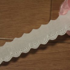 画像2: 【綺麗な日本製】6ｍ巻！幅2.3cm小花綿レース　ホワイト業販向けレース (2)