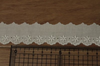 画像2: 【安心の日本製】6ｍ巻！幅2.4cm小花綿レース　オフホワイト業販向けレース