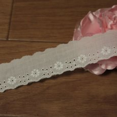 画像2: 【綺麗な日本製】6ｍ巻！幅2.8cm小花綿レース　オフホワイト業販向けレース (2)