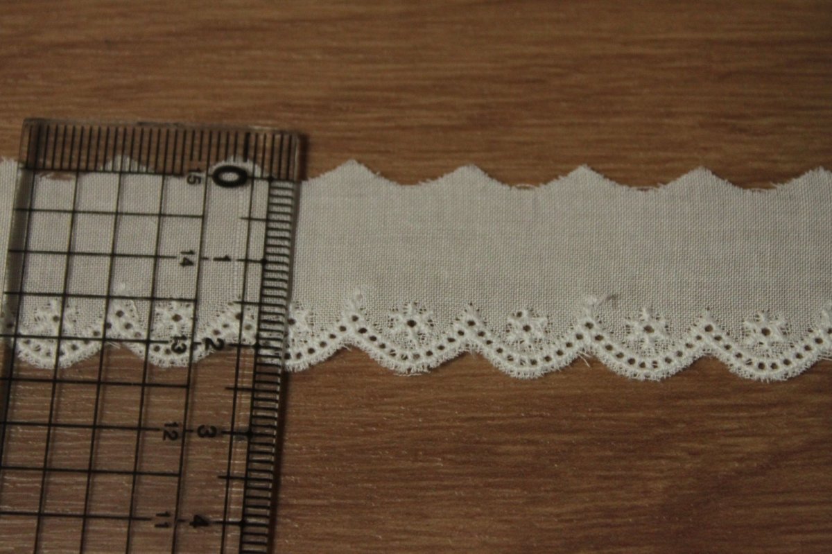 画像3: 【綺麗な日本製】6ｍ巻！幅2.3cm小花綿レース　ホワイト業販向けレース (3)