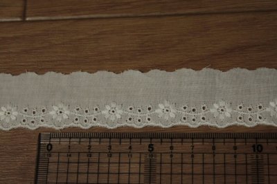 画像2: 【綺麗な日本製】6ｍ巻！幅2.8cm小花綿レース　オフホワイト業販向けレース