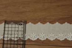 画像3: 【安心の日本製】6ｍ巻！幅2.4cm小花綿レース　オフホワイト業販向けレース (3)