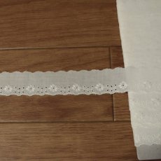 画像3: 【綺麗な日本製】6ｍ巻！幅2.8cm小花綿レース　オフホワイト業販向けレース (3)