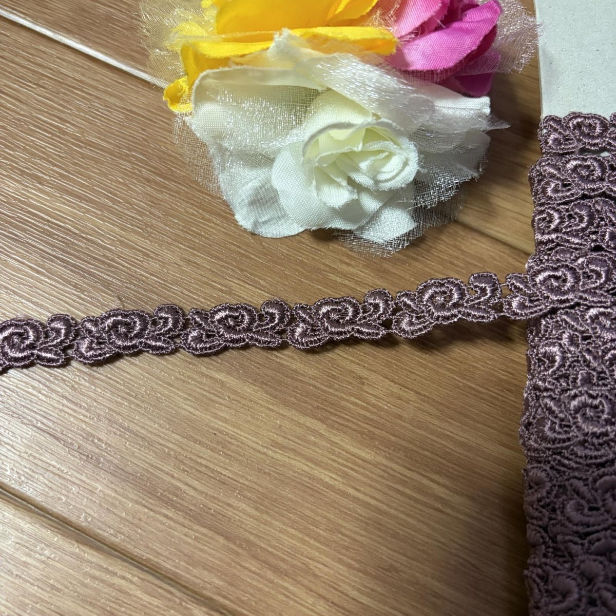 画像2: 【日本製】1ｍ！幅1ｃｍ薔薇のリボン風柄ケミカルレース　ブラウン　 (2)
