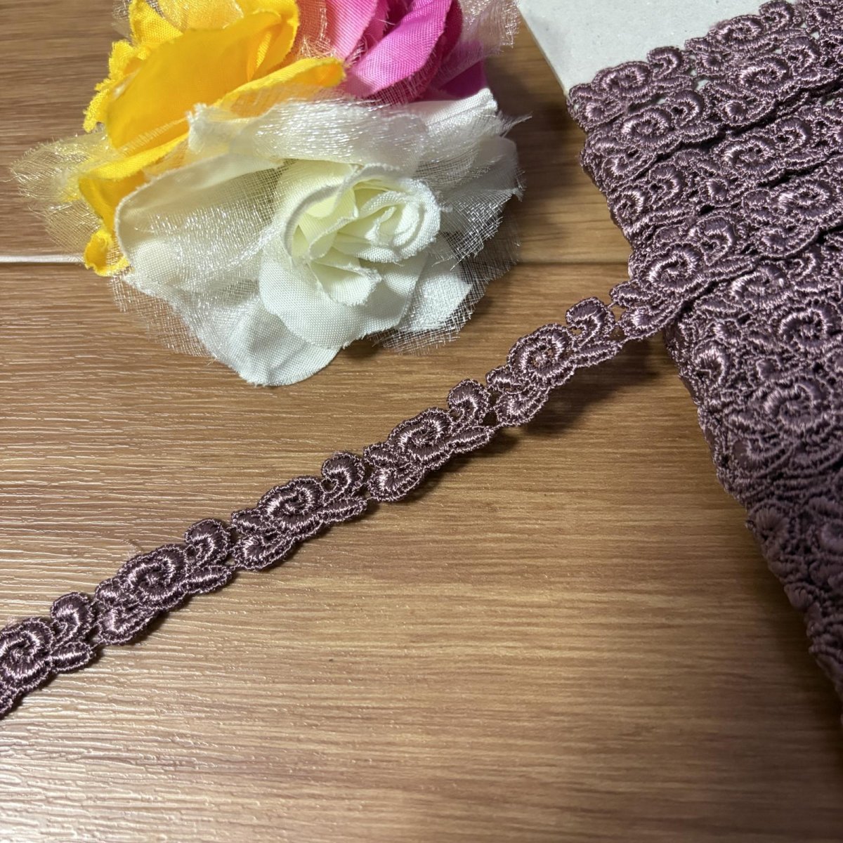画像1: 【日本製】1ｍ！幅1ｃｍ薔薇のリボン風柄ケミカルレース　ブラウン　 (1)