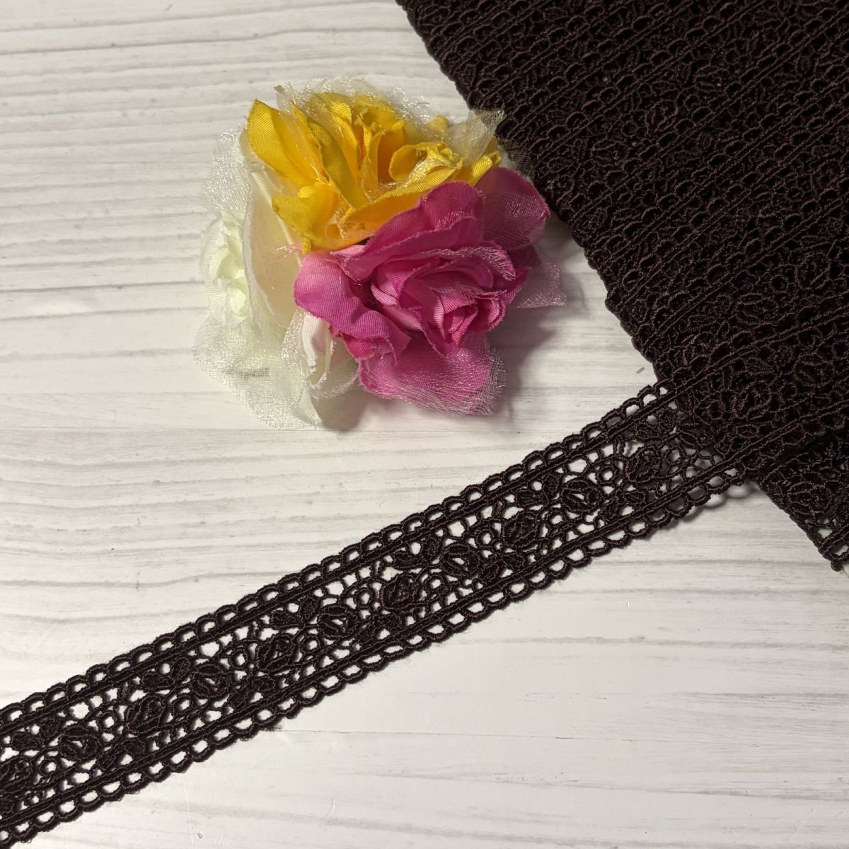 画像1: 【日本製】ケミカルレース　茶色　幅2.4cm両山薔薇の蕾柄　１ｍ (1)