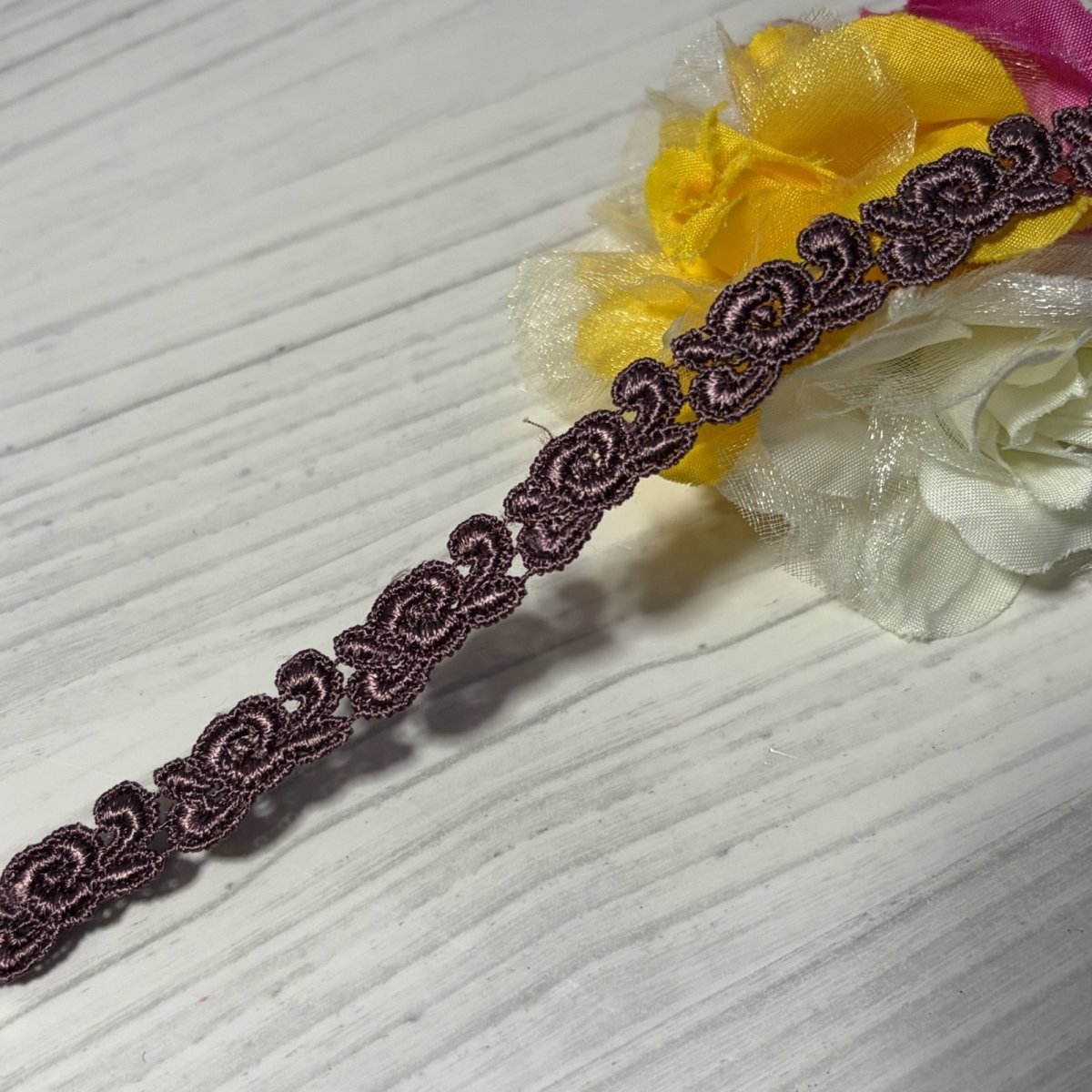 画像5: 【日本製】1ｍ！幅1ｃｍ薔薇のリボン風柄ケミカルレース　ブラウン　 (5)
