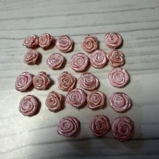 画像1: 23個セット！幅8ｍｍ薔薇モチーフ　ベビーピンク　ハンドメイドに (1)