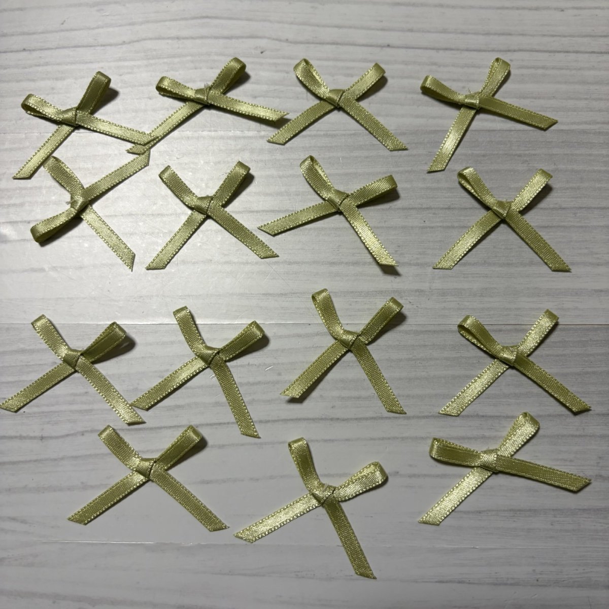 画像1: 15個セット！幅4cmリボンモチーフ　ウグイス色　ハンドメイドに (1)