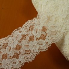 画像2: 【15%off】リバーストレッチレース　オフホワイト　53ｍ!幅5.9cmリボン柄 (2)
