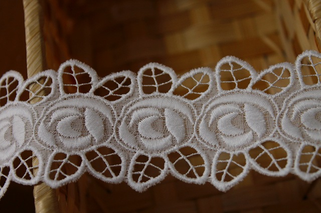 レースのお店 ななか ☆刺繍の綺麗な薔薇柄綿レース ホワイト 幅 レースのお店 ななか ☆刺繍の綺麗な薔薇柄綿レース ホワイト 幅