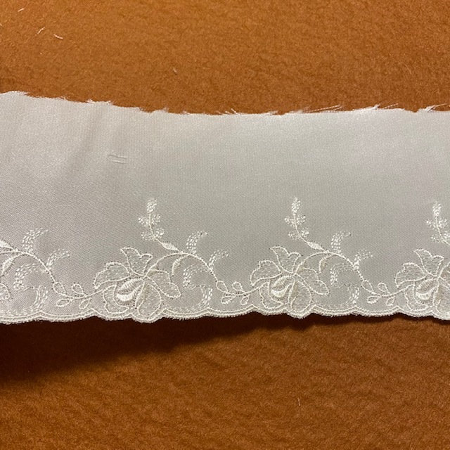 画像1: サテン刺繍レース　オフホワイト 幅8.2cm薔薇柄　３ｍ巻 (1)