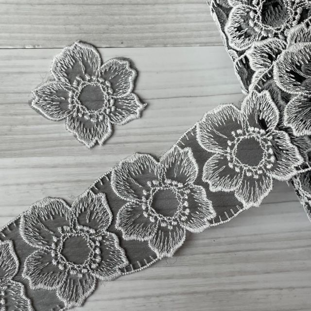 画像1: 刺繍レース　黒ホワイト　幅5.5cm透け感が可愛いお花 (1)