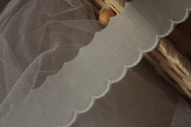 【高品質な日本製】綿レース　オフホワイト　幅3cm　可愛いスカラ柄　3ｍ巻