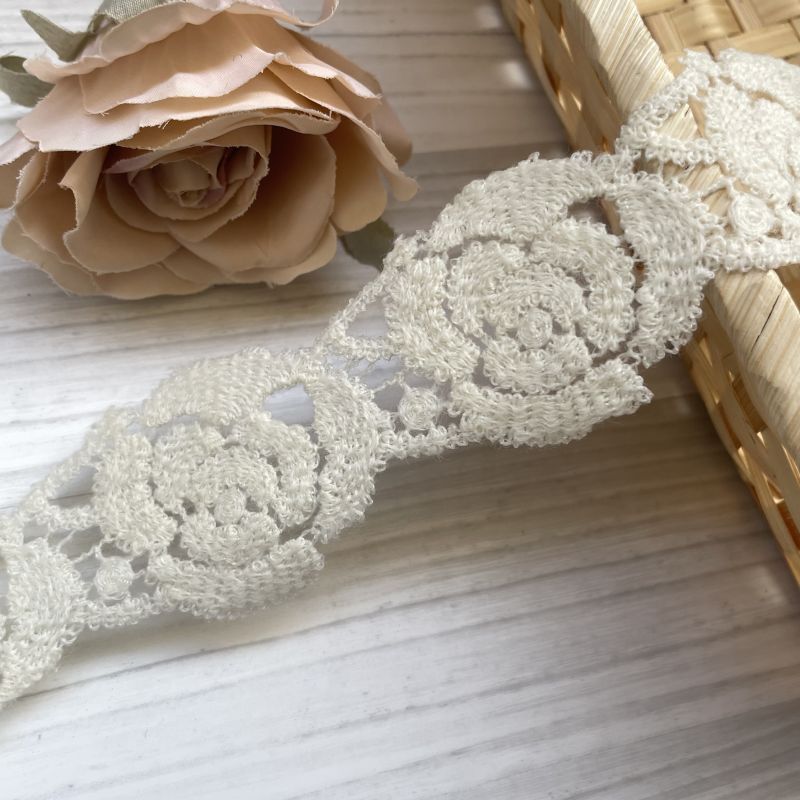画像1: 【高品質な日本製】ウールケミカルレース　オフホワイト　薔薇柄　幅4.5cm　1m (1)