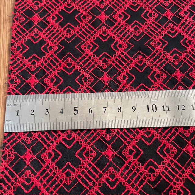 画像4: 350円!【日本製】刺繍レース生地 27cm×50cm 幾何学クロス柄 (4)